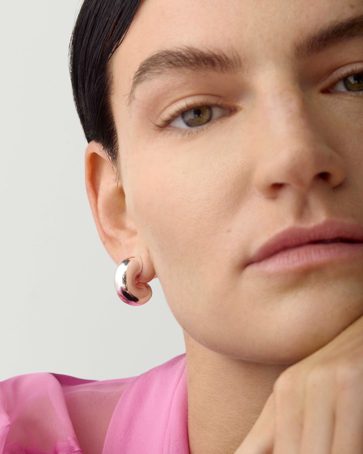 JENNY BIRD ピアス JB3296 Tome Hoops Medium Tome Hoops | Medium Silver Puffy Hoop Earrings | JENNY BIRD